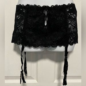 Black Stretch Lace Garter Belt from Fredrick’s of Hollywood sz M/L NWT